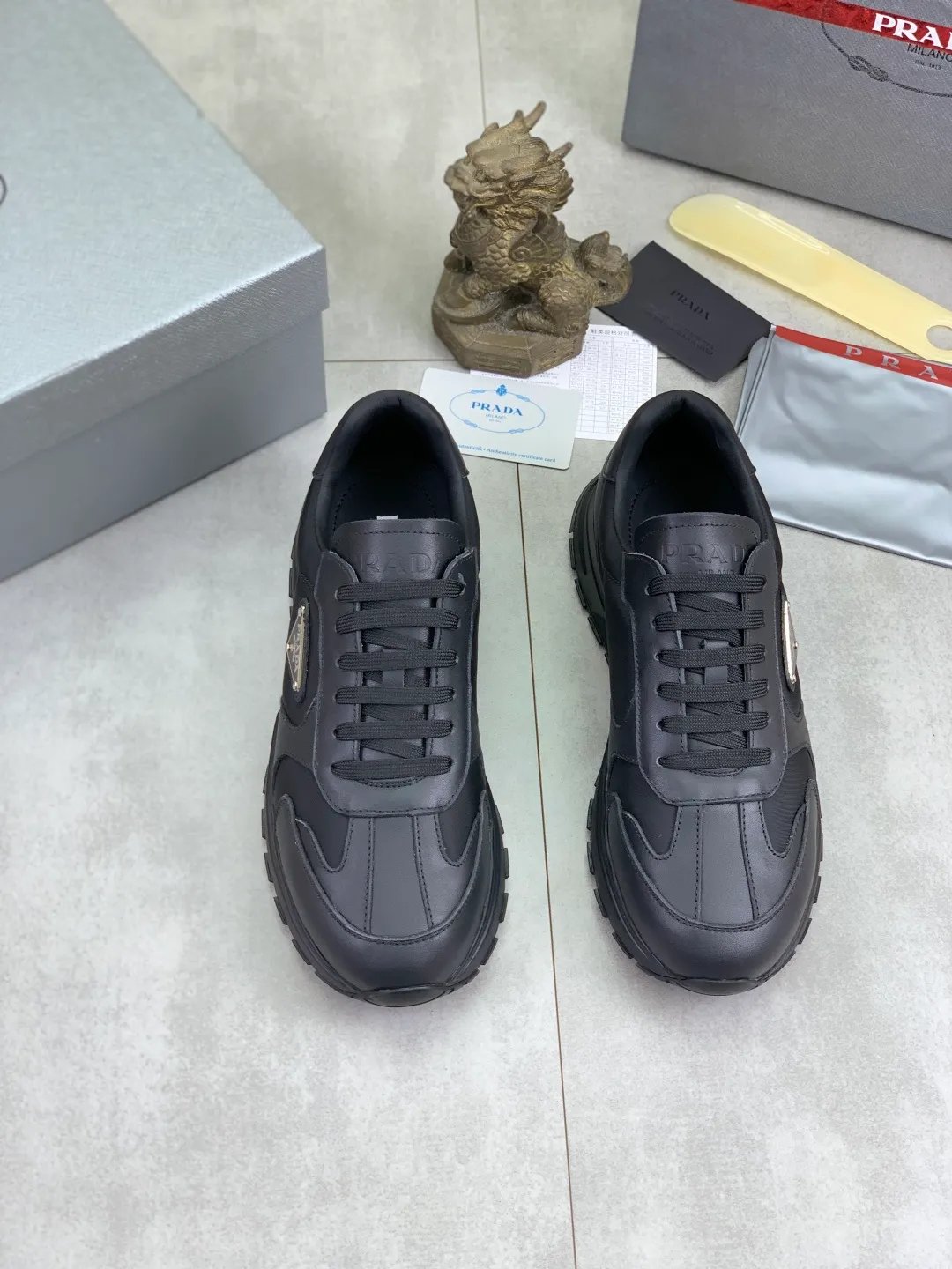 Men's men's shoes 💰P560 💰 [New style] popular models on the official website, 🆘 Trendy brand (Prada) mainly promotes popular models, avant-garde and versatile fashionable men's shoes private version mold opening, cowhide surface splicing 1:1.. Fashionable and simple, original imported cowhide lining cowhide feet; the atmosphere and personality are more fashionable, eye-catching and pursuing class. It will subvert the old idea and be a must-have for fashion trendsetters with you! Must keep it! Tall and comfortable, large and low, high-end quality workmanship. Size: 38-44 3️⃣colors available.